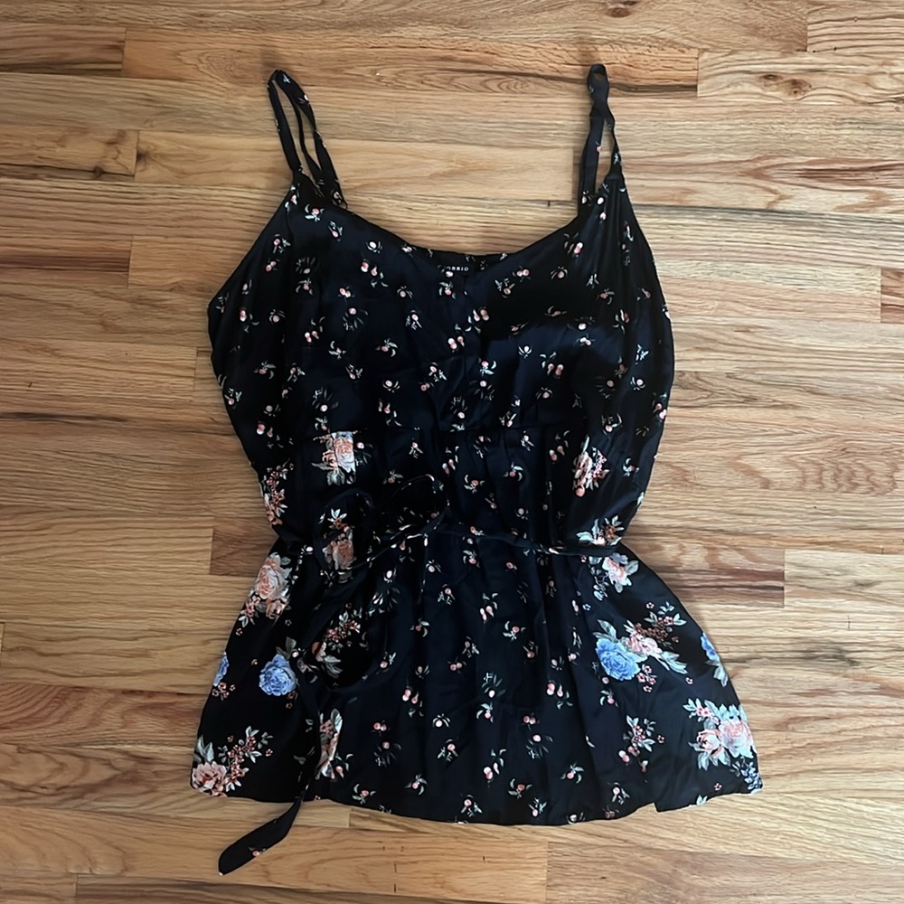 Torrid Black Floral Casual Top size 4 ruched with tie detail